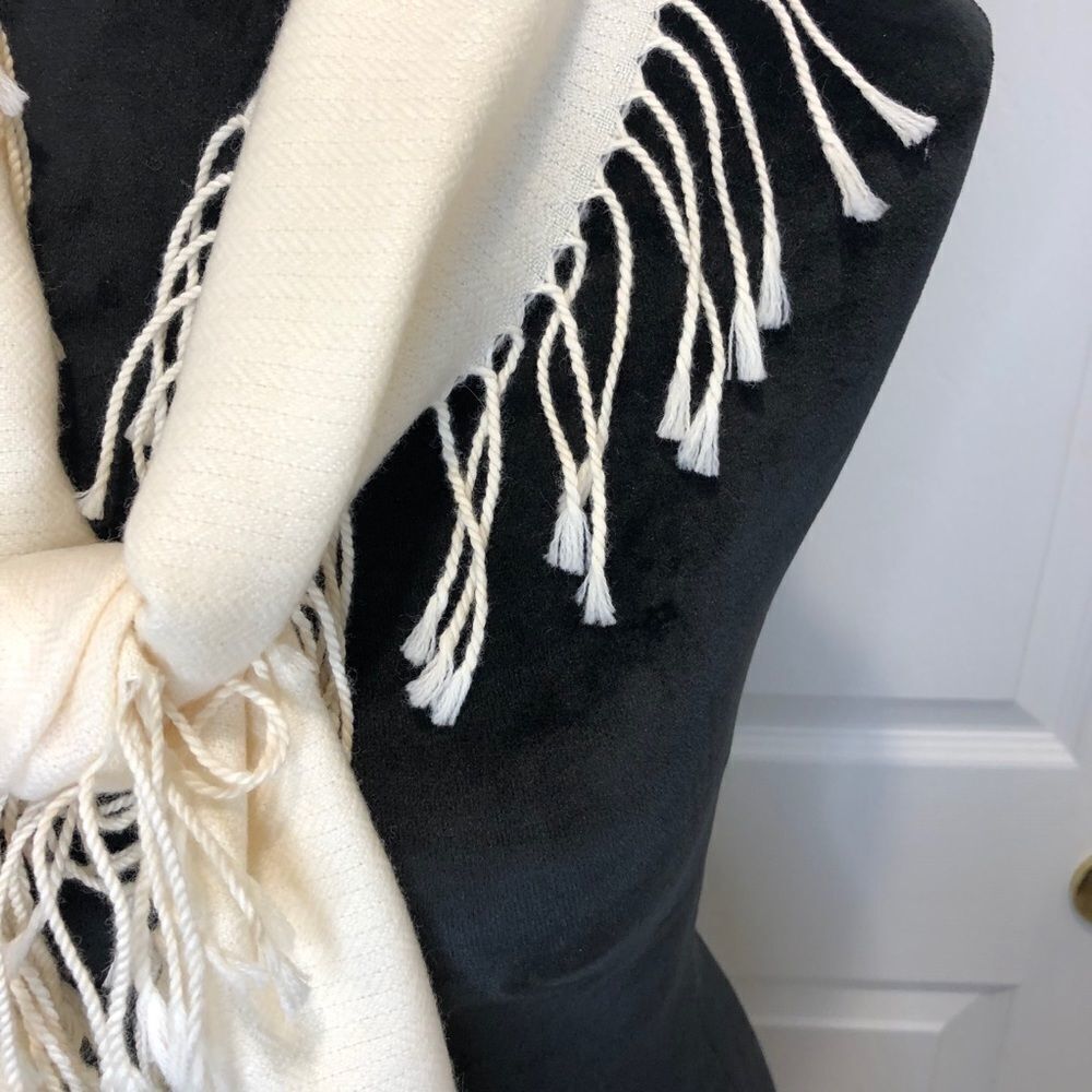 Boru Jimmy Hourihan cream fringed scarf - Picture 3 of 7